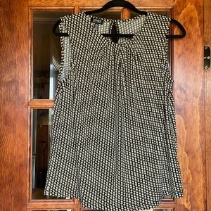 Jones New York sleeveless shirt. 95% polyester, 5% elastase. Size - Large.